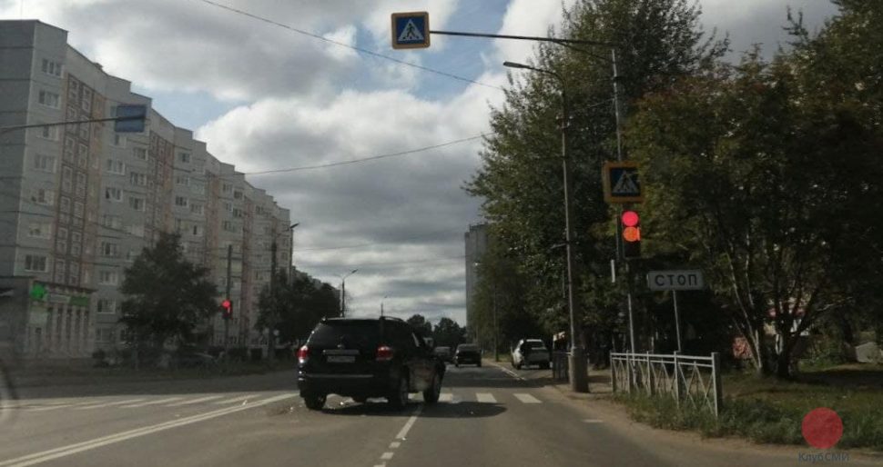 Водитель внедорожника врезался в фургон на перекрёстке в Северодвинске